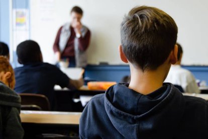 El propósito del Gobierno al subir el IVA a la educación en plena crisis económica por la pandemia no es otro que estrangular la libertad de los padres de elegir escuela para sus hijos. Foto: Taylor Wilcox / Unsplash.