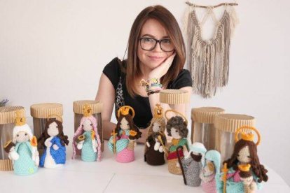 Carito evangeliza con su música, con el rosario en Internet durante el confinamiento... y con sus muñequitas de la Virgen María