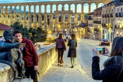 Desde 2018 los turistas se hacen fotos con el diablillo del acueducto de Segovia - una leyenda cuenta que fue vencido por la oración