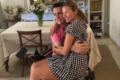 Miguel, ya en silla de ruedas, junto a su mujer Lucía / ABC