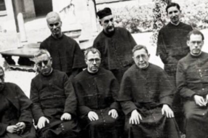 Los claretianos de la Misión Española en París que salvaban judíos en la II Guerra Mundial - sentados, de derecha a izquierda, Valtierra, Martín, Turrillas y Aller