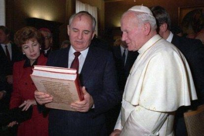 Juan Pablo II con Mijail Gorbachov  y su esposa Raissa en 1989; a la URSS le quedaban 2 años de vida... once años después Gorbachov estaba en el Jubileo de los Políticos en Roma