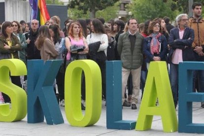 Manifestación a favor del sistema Skolae de adoctrinamiento de género, sin que falte su bandera de la ideología LGBTI