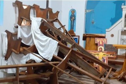 Destrozos en la parroquia de N.Sª de Luján en El Bolsón, por obra de activistas anticlericales que amenazaron a 2 franciscanos