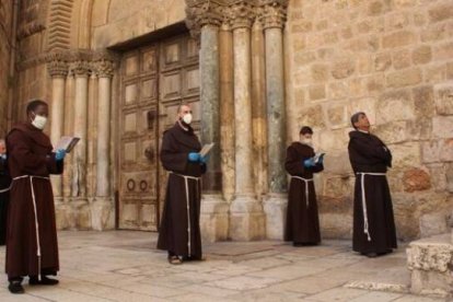 Franciscanos rezan en Tierra Santa con mascarillas y distancia por el coronavirus - casi sin peregrinos, los cristianos del país sufren especialmente