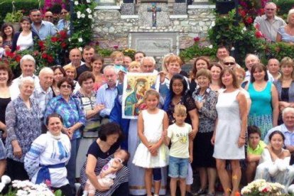 Devotos de la Virgen en el nuevo Santuario Mariano de la Gratitud, cerca de Toronto, junto a un convento de padres basilianos
