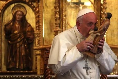 El Papa Francisco es un gran devoto de la figura de San José. En la imagen besa una imagen de José y el Niño Jesús