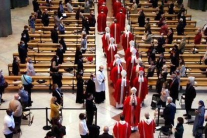 Beatificación de Joan Roig, mártir asesinado por comunistas a los 19 años... la gente mantuvo la distancia de seguridad, gel, mascarilla y aforo legal, en orden