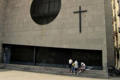 Entrada a la parroquia de Santa Mónica en las Ramblas de Barcelona... donde se sientan los jóvenes fueron asesinados 2 sacerdotes en 1936