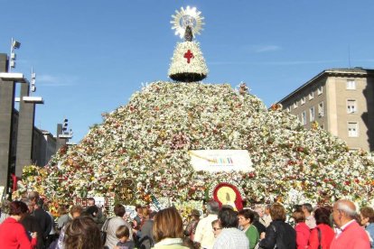 Una imagen que no podrá repetirse este año: la ofrenda floral a la Virgen del Pilar en Zaragoza. Pero formas de demostrar amor a la Madre de Dios no faltan.