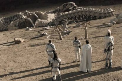 En Raised by Wolves, los humanos llegan a un nuevo planeta, desértico, donde abundan los restos de colosales serpientes