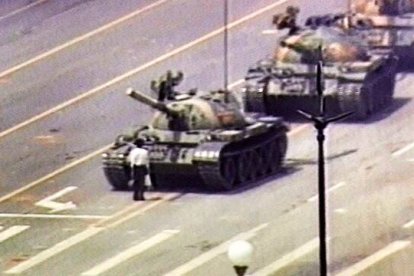 La imagen icónica de las protestas de Tiananmen tuvo lugar un día después de la matanza, y fue protagonizada por el célebre «hombre del tanque».
