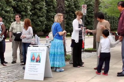 Evangelizadores católicos en las calles de Dallas (Texas).