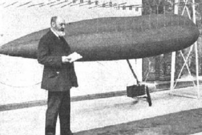 Leonardo Torres Quevedo con uno de sus exitosos diseños de dirigible flexible