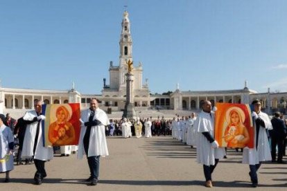 Peregrinación en Fátima con iconos de los niños videntes ya canonizados, San Francisco y Santa Jacinta Marto