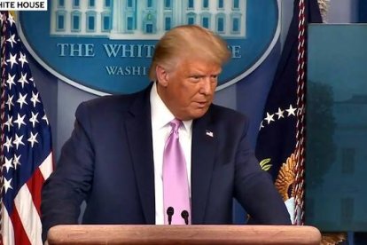 Trump respondió a las acusaciones de complacencia con las teorías conspiracionistas que involucran al demonio.