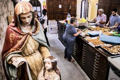 La crisis por el confinamiento lleva a muchas parroquias -aquí la de Santa Ana, en Barcelona- a repartir comidas... hay que plantearse la financiación