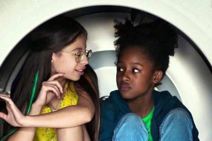 A la derecha de la imagen, Amy, la protagonista, interpretada por Fathia Youssouf.