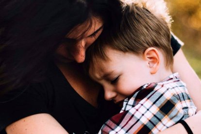 Los mismos que idean fórmulas absurdas para equiparar las tareas de padre y madre en el hogar impulsan también que cada vez más niños crezcan sin padre en el hogar. Foto: Jordan Whitt / Unsplash.