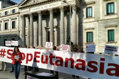 El Gobierno socialcomunista ha impulsado la ley de eutanasia acortando plazos para poder aprobarla antes de final de año. Foto: Derecho a Vivir.
