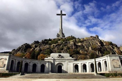 La Cruz sobre la basílica del Valle de los Caidos, horadada en la roca, es la mayor del mundo.