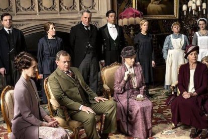 Buena parte de los protagonistas de «Downton Abbey», en una escena de la película que ha dado continuidad al éxito de la serie de televisión.