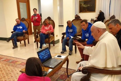 El Papa recibió en el Vaticano a miembros de los Hogares Lázaro .