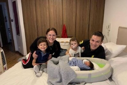 Gisele, junto a su marido y sus tres hijos, ya en su casa tras salir del hospital