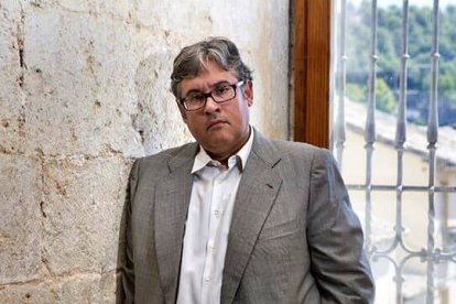 El matrimonio entre Juan Manuel de Prada y «ABC» celebra hoy sus bodas de plata. La columna del escritor, ganador del Premio Planeta, es desde entonces referencia inexcusable en el diario decano de la prensa madrileña.