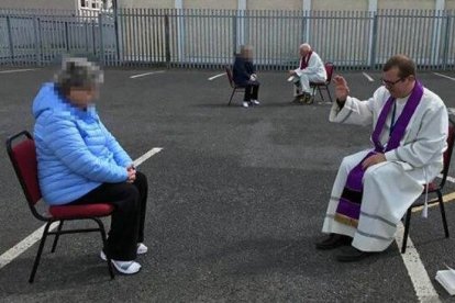 Sacerdotes de Dublín confiesan en un aparcamiento para mantener mejor las distancias de seguridad durante la pandemia