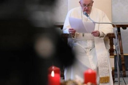 El Papa Francisco habla sobre la oración, que nos conecta con Dios y los demás, no nos aísla