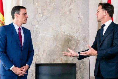 Pedro Sánchez y Mark Rutte: el presidente del Gobierno español y el primer ministro holandés, enfrentados  por el fondo de rescate europeo, coinciden en la defensa de la eutanasia.