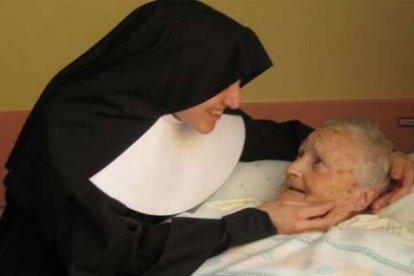 Hermanita de los ancianos desamparados con una persona de su asilo