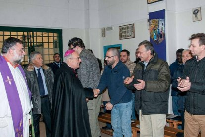 Monseñor Camisasa visita la prisión en donde se encuentra recluido Luigi