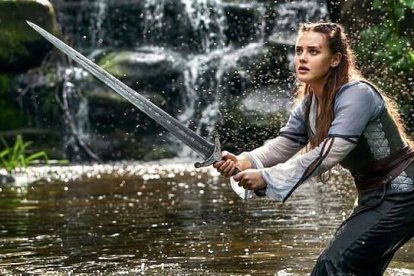 Nimue, interpretada por Katherine Langford, es la heroína de «Maldita», en permanente lucha contra los perversos monjes cristianos.