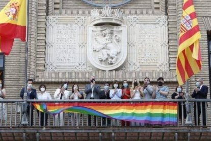 El Ayuntamiento de Zaragoza, del PP y Ciudadanos, ondea la bandera de la ideología gay, contra la neutralidad de ideología que exige el Tribunal Supremo en su sentencia del 26 de mayo