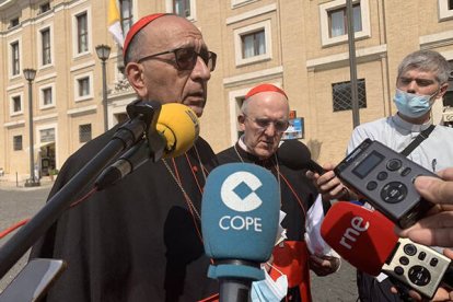 El Cardenal Omella a su salida tras la visita al Santo Padre