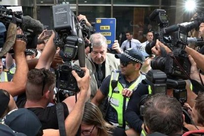 El cardenal Pell cuando llegaba a los juzgados y la prensa le atosigaba... el sistema legal australiano intenta evitar juicios paralelos en los medios