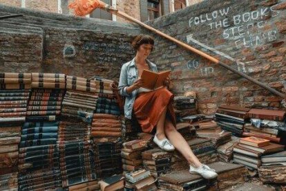 Sobre los libros se puede uno apoyar también en tiempos inciertos - foto de Clay Banks en Unsplash