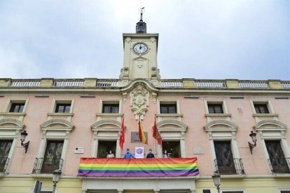 La bandera gay de Alcalá 2020 - el juez la mantiene porque dice que no es una bandera sino una colgadura