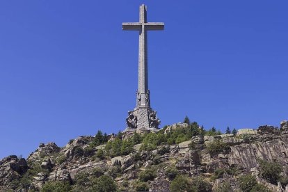 El Valle de los Caídos: la amenaza del Gobierno español de derribar la Cruz destruiría uno de los conjuntos monumentales en la naturaleza más singulares del mundo. Foto: Godot13/Wikipedia.