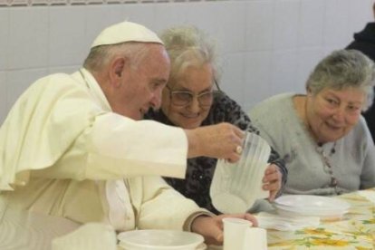 El Papa Francisco en una comida en 2015 con gente pobre que atiende la Penitenciaria vaticana
