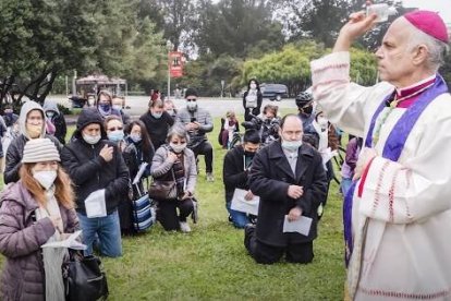 El arzobispo Cordileone con agua bendita en el lugar que se derribó la estatua de San Junípero - fue obra blasfema del Maligno, explica