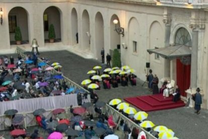 En la Audiencia de este miércoles el Papa ha animado a escuchar también a los pobres y pequeños en la lucha contra la crisis