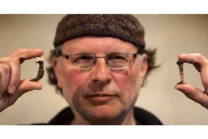 Simcha Jacobovici muestra los supuestos clavos encontrados en la tumba de Caifás.