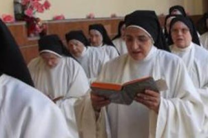 Monjas cistercienses del monasterio de San Benito, en Talavera de la Reina, orando en el claustro