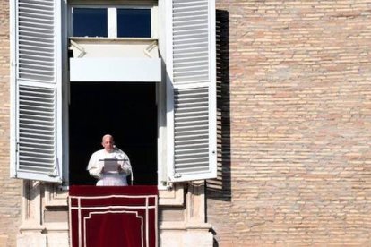 Francisco denunció en el Angelus este domingo que la Navidad ha sido secuestrada por el consumismo.