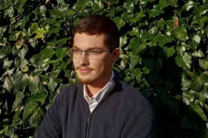 Santiago Lillo es un seminarista de 22 años de Lugo, ganador del Premio de Ensayo Aelfwine de 2020 de la Sociedad Tolkien Española