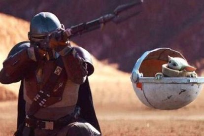 El Mandaloriano es la historia de un cazarrecompensas solitario que de repente se encuentra protegiendo a un niño muy peculiar