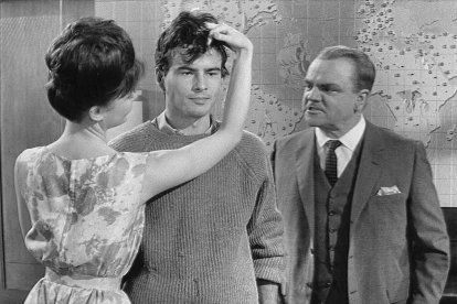 James Cagney, interpretando a un empresario de éxito, acicala para el capitalismo al novio comunista de su hija, en la comedia «Un, dos, tres» de Billy Wilder (1961).